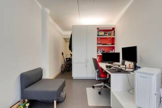 <p><span>Studentenkot van 24 m² te koop nabij het Eilandje en Park Spoor Noord</span></p><p><span> </span></p><p><span> </span></p><p><span>Op zoek naar een slimme investering of een praktische verblijfplaats voor een student? </span></p><p><span> </span></p><p><span> </span></p><p><span>Deze instapklare studio van 24 m² ligt op een toplocatie, vlak bij het bruisende Eilandje en het groene Park Spoor Noord. Diverse hogescholen en universiteitscampussen bevinden zich op wandel- of fietsafstand.</span></p><p><span> </span></p><p><span> </span></p><p><span>Indeling en voorzieningen (privatief):</span></p><p><span>- eigen sanitair met douche, toilet en wastafel</span></p><p><span>- persoonlijke koelkast met diepvriesvak</span></p><p><span>- verbruik van water, elektriciteit en gas op basis van individuele meters</span></p><p><span> </span></p><p><span> </span></p><p><span> </span></p><p><span>Gemeenschappelijke faciliteiten:</span></p><p><span>- gedeelde keuken op de kelderverdieping, met aangename groene patio</span></p><p><span>- wasmachine en droogkast ter beschikking</span></p><p><span>- veilige fietsenstalling</span></p><p><span> </span></p><p><span> </span></p><p><span>Dankzij de gunstige ligging, het eigen comfort en de gemeenschappelijke voorzieningen is dit een ideaal kot voor studenten én een interessante vastgoedinvestering.</span></p><p><span>Interesse?</span></p><p><span> </span></p><p><span> </span></p><p><span>Neem contact met ons op voor meer informatie of een bezoek ter plaatse.</span></p>