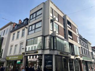 Ontdek dit modern en energiezuinig appartement in Hasselt, ideaal gelegen op de Botermarkt in het bruisende stadscentrum. Dit stijlvolle...