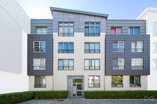 Located on the 3rd floor of a well-maintained building, this bright and well-designed apartment offers a living area of approximately 87 m²...