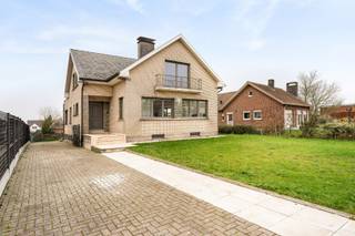 Deze ruime open bebouwing uit 1971 is gelegen op een perceel van ruim 10 are en biedt een bewoonbare oppervlakte van maar liefst 357 m². De...