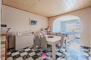 Vous recherchez une maison spacieuse dans laquelle vous pourrez emménager sans souci ?<br />Cette agréable maison familiale située à Rekkem allie espace, confort et situation idéale.<br />Le hall d'entrée vous mène vers un lumineux séjour, qui s'ouvre sur une spacieuse cuisine avec un agréable coin repas. À l'arrière, vous profitez d'une véranda conviviale offrant une belle vue sur le jardin.<br />Avec ses trois chambres de belle taille, sa cave pratique et son jardin facile d'entretien avec terrasse et abri de jardin, cette habitation possède tous les atouts pour une famille ou pour des acquéreurs à la recherche d'un espace de vie généreux.<br />En résumé : une maison spacieuse, prête à emménager, offrant de nombreux espaces de rangement, un beau potentiel et un grand confort !<br />Ses atouts :<br />✓ Aucune obligation de rénovation (PEB D)<br />✓ Nombreuses possibilités de stationnement gratuit devant la maison<br />✓ Maison prête à emménager<br />✓ Véranda avec vue sur le jardin<br />✓ 3 chambres spacieuses<br />✓ Situation calme à Rekkem