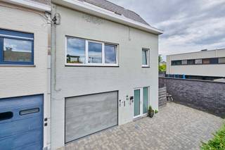 Gelijkvloers appt 2SK met garage en ruim terras centrum Leopoldsburg<br /><br />Lichtrijk appartement te koop in het centrum van Leopoldsburg. Het appartement werd enkele jaren geleden volledig vernieuwd met nieuwe keuken en badkamer.<br /><br />Indeling:<br /><br />- inpandige garage met elektrische poort<br />- inkomhal <br />- 1 slaapkamers + 1 bureau eventueel te gebruiken als slaapkamer<br />- woonkamer met aangrenzende keuken en westgerichte ramen <br />- badkamer<br />- stadsterras met overkapping<br />- bergruimte buiten<br /><br />Troeven:<br /><br />Dit gelijkvloers appartement in een doodlopende straat is perfect als je in het centrum wenst te wonen met voldoende gratis parkeergelegenheid.<br />Een extra troef is het terras, dat met een paar kleine ingrepen kan worden omgevormd tot een leuke stadstuin.<br />Geen gemeenschappelijke kosten voor de VME