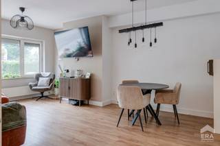 <p>Degelijk afgewerkt gelijkvloers appartement met 2 slaapkamers op een topligging dicht bij het centrum van Achel. Het appartement is rustig gelegen, maar toch zijn alle voorzieningen dichtbij: winkels, scholen, supermarkt,... De Nederlandse grens is op enkele minuten rijden van het appartement, ideale uitvalsbasis voor Eindhoven/Veldhoven.<br />Het appartement wordt momenteel verhuurd aan een correcte huurster, ideale mogelijkheid voor een investeerder om direct rendement te hebben.</p>
<p><u><strong>Enkele troeven:</strong></u></p>
<ul><li>Centrum van Achel op wandel- &amp; fietsafstand en dicht bij invalswegen</li><li>Gunstige EPC-score: label B, 182 kWh</li><li>Elektrische installatie conform AREI</li><li>Ruime woonkamer met veel lichtinval</li><li>Rolluiken op alle ramen</li><li>Interessant investeringsappartement</li></ul>
<p><strong><u>Indeling:</u></strong></p>
<ul><li>Inkomhal, berging, woonkamer, keuken, nachthal, 2 slaapkamers, toilet, wasplaats, badkamer</li><li>Overdekt terras aan achterzijde, zon vanaf middag tot late avond. </li><li>Ruime garage</li></ul>