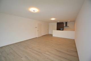 Energiezuinig nieuwbouwappartement op de eerste verdieping met 1 slaapkamer, prachtig terras en garagebox gelegen te centrum Ranst, bestaande uit: inkomhal met apart toilet met handenwasser; leefruimte met veel lichtinval en directe toegang via schuifraam naar het ruime terras met ideale zuid oriëntatie; volledig ingerichte keuken voorzien van alle toestellen; handige bijkeuken met aansluiting voor wasmachine; slaapkamer; badkamer voorzien van inloopdouche en lavabomeubel. Voorts beschikt het appartement over een extra ruime, ondergrondse garagebox met automatische poort en elektriciteitsaansluiting. Ook alle voorzieningen voor een elektrische laadpaal zijn reeds aanwezig. Nieuwbouwappartement met alle modern comfort zoals vloerverwarming met warmtepomp, individuele zonnepanelen, ramen in aluminium schrijnwerk met hoogrendementsbeglazing, enz. Het appartement is reeds volledig geschilderd en voorzien van verlichtingsarmaturen. Provisie maandelijkse lasten: 80 euro. EPC: 16 kWh/m². Onmiddellijk beschikbaar of overeen te komen.
