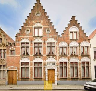 In het hart van de pittoreske en authentieke St. Annawijk in Brugge, op een steenworp van de iconische Jeruzalemkerk, bevindt zich deze...
