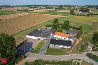 Heel verzorgde villa  - BUNGALOW bestaande uit een inkomhall, living met open keuken (Wilfra, recent vernieuwd), 3 slaapkamers, badkamer...