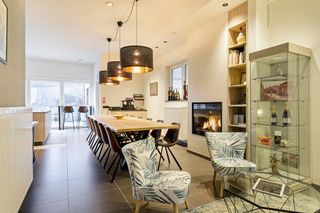 De Veurnse Slaper is een gloednieuwe 4-sterren B & B in het centrum van Veurne op 150 meter van de grote markt. Keuze uit 7 mooie, ruime kamers met alle mogelijke comfort. Deze perfecte ligging zorgt voor een ideale uitvalsbasis voor het uitbaten van deze goed onderhouden B&B.Geniet van het prachtige Veurne met zijn historische markt en culinaire adresjes , of verken de omstreken. Prachtige fietsstreek, op een boogscheut van de golf van Koksijde, slechts enkele kilometers van de Noordzee .De B&B beschikt over 7 slaapkamers die zeer smaakvol en luxueus afgewerkt zijn.Hiervoor is er ruim voldoende parkeerplaats voorzien (4 staanplaatsen) en 2 garages.Op het gelijkvloers bevindt zich de gemeenschappelijke keuken en tuin.Bovendien is er voldoende privéruimte voor de eigenaars. De woning heeft een living, geïnstalleerde keuken, 3 slaapkamers, badkamer en terras.De B&B is door zijn ligging ook zeer geliefd bij bedrijven.Overnameprijs: € 180.000,00Aarzel zeker niet ons te contacteren indien dit bedrijfsvastgoed bestaande uit een B&B met woning over te nemen in Veurne u mogelijks kan interesseren.