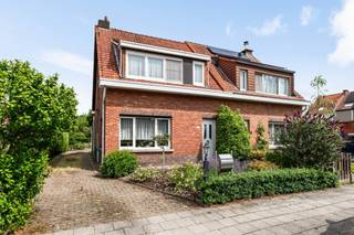 <p>Verzorgde gezinswoning met ruime garage op een perceel van 345m², fantastisch gelegen in de nabijheid van alle nodige winkels, scholen, groen, ontspanning alsook nabij de residentiele woonwijk Schotenhof. De woning werd stevig gebouwd, door de jaren goed onderhouden en bestaat o.a. uit een lichtrijke leefruimte, aansluitende keuken, veranda, drie slaapkamers, een vernieuwde badkamer en een fraai aangelegde tuin met ruime garage en serre! EPC E</p>