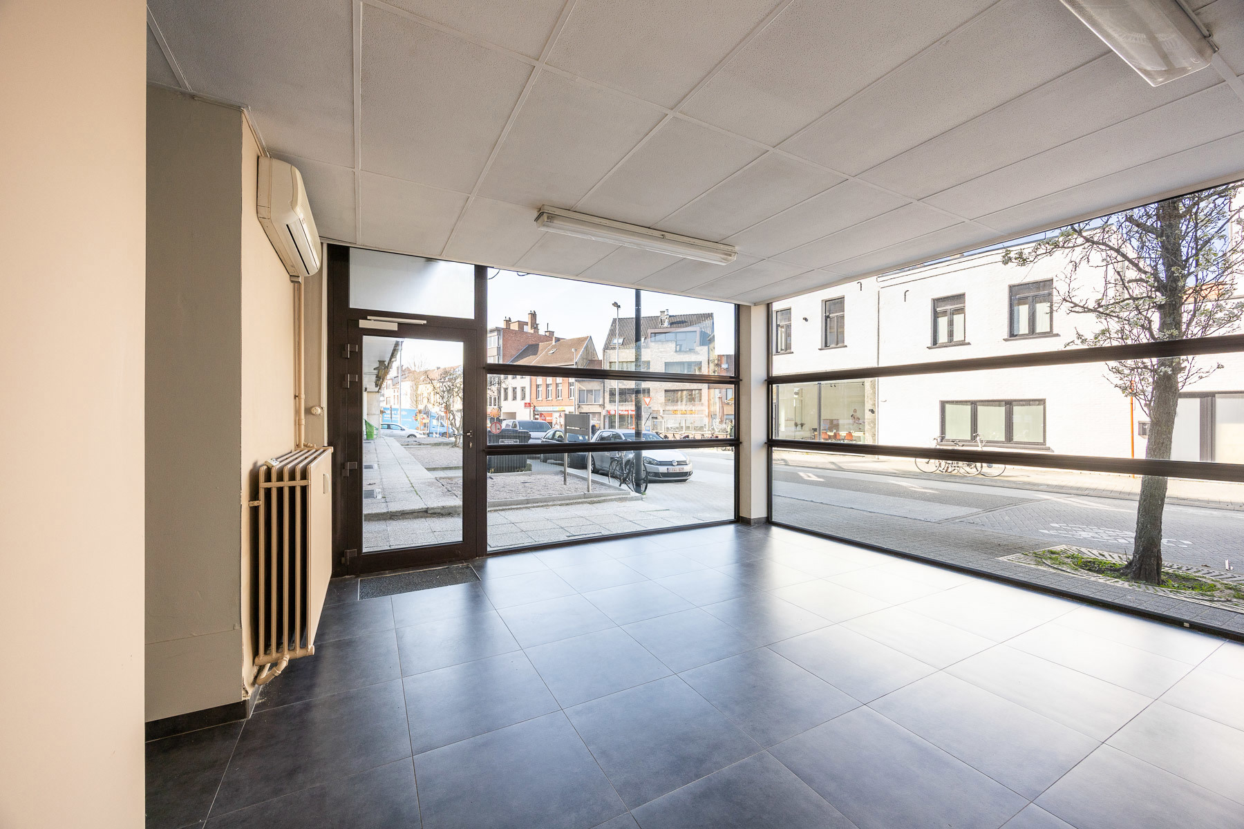 Instapklaar en ruim handelspand op centrale locatie - foto 4