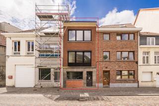 <p><span>Vous recherchez une maison prête à emménager où il est possible de concilier parfaitement vie privée et activité professionnelle ?</span></p><p><span>Cette maison de ville entièrement rénovée mérite assurément votre visite.</span></p><p><span> </span></p><p><span>Au rez-de-chaussée, vous découvrirez un vaste espace ouvert, idéal comme bureau pour un indépendant, un télétravailleur ou comme espace polyvalent ou de loisirs.</span></p><p><span>Vous pourrez ainsi séparer facilement votre activité professionnelle de votre vie privée tout en conservant un excellent confort de vie.</span></p><p><span>Cet espace est complété par une buanderie pratique avec raccordements pour une machine à laver et un sèche-linge, un évier, des toilettes ainsi qu'un accès à un petit espace extérieur.</span></p><p><span> </span></p><p><span>Le premier étage accueille un séjour lumineux avec une cuisine entièrement équipée comprenant un réfrigérateur, un congélateur, un four combiné micro-ondes, une plaque de cuisson, une hotte, un lave-vaisselle et un évier.</span></p><p><span> </span></p><p><span>Au deuxième étage se trouvent une spacieuse chambre de </span><span>16,52 m²</span><span> ainsi qu'une salle de bains moderne attenante équipée d'un double lavabo, de toilettes et d'une belle douche à l'italienne.</span></p><p><span> </span></p><p><span>La maison dispose également d'une cave pratique offrant un espace de rangement supplémentaire.</span></p><p><span> </span></p><p><span>Située à quelques minutes seulement du centre animé de Malines, cette habitation bénéficie d'un emplacement privilégié, à proximité des commerces, supermarchés, écoles, restaurants et transports en commun.</span></p><p><span>Grâce à son accès rapide aux principaux axes routiers et à l'autoroute E19, elle constitue également un excellent choix pour les navetteurs et les indépendants recherchant un lieu de vie et de travail facilement accessible.</span></p><p><span> </span></p><p><span>Disponible immédiatement.</span></p><p><span>Intéressé(e) ?</span><span><br />N'hésitez pas à nous contacter pour organiser une visite !</span></p><p><span> </span></p>