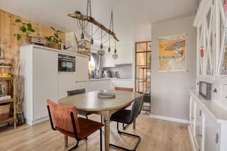 <u><em><strong>Geniet van dit instapklare gelijkvloers appartement in Residentie Maurice Calmeyn.</strong></em></u><br /><br />De ruime leefruimte beschikt over een mooie laminaat parketvloer en een sfeervolle houten accentmuur.<br />Dankzij de grote glaspartijen is er een directe toegang tot het zongerichte en aangename terras waar u heerlijk buiten kunt zitten.<br /><br />De open en modern ingerichte keuken sluit naadloos aan op de leefruimte. De keuken is strak wit afgewerkt, biedt veel kastruimte en is voorzien van hedendaagse inbouwtoestellen. Een op maat zwart-stalen glazen deur scheidt de keuken netjes af van de inkomhal.<br /><br />De ruime slaapkamer is praktisch ingericht met een grote open kastenwand.<br /><br />De badkamer beschikt over een ligbad en een lavabomeubel.<br />Daarnaast beschikt het appartement over een apart toilet.<br /><br />Tot slot is er een praktische berging aanwezig met een aansluiting voor uw wasmachine.<br />Het appartement is tevens voorzien van een waterverzachter met geïntegreerde lekdetectie.<br /><br /><strong>TROEVEN:</strong>
<ul>
<li>Aangenaam terras</li>
<li>Gelegen op 300m van het strand</li>
<li>Volledig instapklaar en modern afgewerkt</li>
</ul>
<br /><strong>Extra comfort en energiezuinige voorzieningen:</strong>
<ul>
<li>Alle accumulatietoestellen werden vervangen door een efficiënte doorstromer voor warm water.</li>
<li>De verwarmingsradiatoren werden vervangen door energiezuinige elementen van het kwaliteitsmerk Aterno.</li>
<li>De waterverzachter is uitgerust met een automatische lekdetectie voor extra veiligheid.</li>
</ul>
<br /><span>Met de installatie van een warmtepomp kan het appartement een gunstig EPC-label B behalen (156 kWh/m² jaar). <br />Offertes voor de upgrade van energielabel D naar B zijn reeds beschikbaar, met een geraamde kostprijs van ca. € 3.200 à € 3.500.<br />De aanvraag voor de plaatsing werd reeds ingediend en goedgekeurd tijdens de algemene vergadering van oktober 2025.</span>