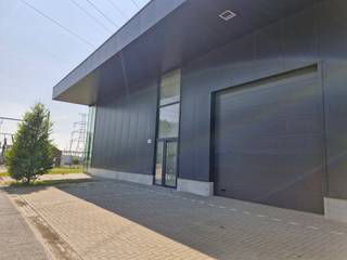 New warehouse of +/- 580 m² with high ceilings, large sectional door, latest insulation standards (possibility of interior fitting out)...