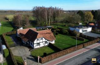 <p><span>Riante villa met bouwgrond, zwembad en paardenaccommodatie in Kortessem<br /><br /></span></p><p><span>Deze uitzonderlijke villa, gebouwd in 1981 in een charmante landelijke bouwstijl, werd <br />opgetrokken met het gebruik van historische bouwmaterialen en straalt karakter en<br />authenticiteit uit. De woning is gelegen in de rustige en groene deelgemeente Kortessem<br />(Hasselt) en bevindt zich op een ruim perceel met een breedte van maar liefst 47,5 meter.</span></p><p><span> </span></p><p><span>Dankzij deze perceelbreedte bestaat na het bekomen van een verkavelingsvergunning de<br />mogelijkheid om een extra perceel bouwgrond te creëren, wat deze eigendom ook bijzonder<br />interessant maakt als investering.<br /><br />Indeling:<br />Via een statige poort bereik je links van de woning de oprit. Een overdekt portaal leidt naar<br />de voordeur, die uitgeeft op een ruime inkomhal met vide naar de verdieping. De hal is<br />afgewerkt met een natuurstenen vloer en geeft toegang tot een gastentoilet en vestiaire.<br />Het bureau is rechtstreeks toegankelijk vanuit de inkomhal, waardoor zakelijke relaties kunnen<br />worden ontvangen, zonder de privévertrekken te betreden.<br />Aan de tuinzijde bevindt zich een uitzonderlijk ruime en bijzonder karaktervolle leefruimte van<br />ca. 66 m², voorzien van een haard en een prachtig zicht op de tuin. Vanuit de leefruimte is<br />tevens de wijnkelder bereikbaar. De volledig uitgeruste keuken sluit aan op de leefruimte en <br />geeft toegang tot een berging. Zowel vanuit de leefruimte, als vanuit de keuken, bereik je de <br />ruime tuinkamer van ca. 30 m², die voorzien is van een airco en een aangename verbinding <br />vormt met de tuin en het terras.</span></p><p><span>Op de eerste verdieping bevinden zich drie ruime slaapkamers en een badkamer.<br />In de woning zijn 3 toiletten aanwezig.<br /><br />Buitenruimte en extra voorzieningen:<br />De woning beschikt over een buitenzwembad, uitgerust met een warmtepomp. Ideaal om<br />optimaal van het buitenleven te genieten. Voor de paardenliefhebbers is er een accommodatie<br />met twee boxen en een loopweide. Verder zijn er een carport en een dubbele garage aanwezig,<br />wat zorgt voor ruime parkeermogelijkheden en praktische opslagruimte. Tevens is er een<br />hondenren voorzien.</span></p><p><span> </span></p><p><span>Troeven:<br />- Riante en karaktervolle villa<br />- Rustige ligging in een landelijke omgeving<br />- Ruim perceel met ontwikkelingsmogelijkheid (bouwgrond na verkaveling)<br />- Zeer ruime leefruimte en praktische indeling<br />- Bureau geschikt voor vrij beroep of thuiswerk<br />- Tuinkamer met airco en zicht op de tuin<br />- Zwembad, paardenfaciliteiten, carport en dubbele garage<br /><br /></span></p><p><span>Dit alles maakt van deze villa een uitzonderlijk geheel met tal van mogelijkheden, zowel voor gezinnen <br />als voor wie wonen en werken wenst te combineren of op zoek is naar ruimte voor hobby's of dieren.</span></p><p><span> </span></p><p><span>Wenst U meer informatie over deze woning of een bezichtiging?<br />Contacteer ons op 012 26 22 05 of info@hetimmohuis.be.</span></p>