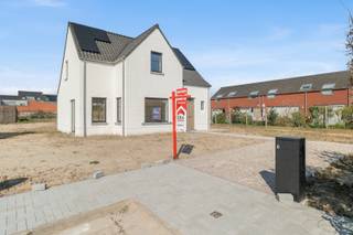 n de Ommegangstraat in Petegem-aan-de-Schelde, een rustige en aangename deelgemeente van Wortegem-Petegem, bevindt zich deze moderne...