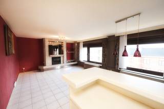 Ontdek dit ruime en aangename appartement, ideaal gelegen in Oostende, in de nabijheid van belangrijke invalswegen, openbaar vervoer en...