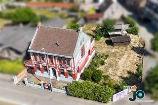 Deze prachtige en karaktervolle woning is gelegen op een top locatie te Gistel. Het ligt vlakbij scholen, winkels en het centrum. U doet hier alles...
