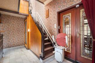 <p>Op zoek naar een woning met karakter, ruimte en mogelijkheden? Deze charmante stadswoning combineert authentieke elementen met een klassieke indeling en biedt bovendien een ruime garage, gezellige stadstuin en interessant uitbreidingspotentieel.</p><p><br /></p><p>Via de inkomhal betreedt u de woning, waar de authentieke glas-in-looddetails en hoge plafonds meteen de sfeer bepalen. Vooraan bevindt zich een gezellige leefruimte op parket, gevolgd door een aparte eetkamer die aansluit op de keuken. Verder vindt u op het gelijkvloers een gastentoilet en een aangename veranda die het binnen- en buitenleven mooi met elkaar verbindt. Vanuit de veranda heeft u rechtstreeks toegang tot de groene stadstuin, een rustige plek midden in de stad.</p><p><br /></p><p>Op de eerste verdieping bevinden zich twee volwaardige slaapkamers. Daarnaast is er een achterliggende bureauruimte die perfect dienst kan doen als thuiswerkplek, dressing of hobbykamer. De badkamer is uitgerust met een ligbad en wastafel.</p><p><br /></p><p>Een absolute troef van deze woning is de ruime inpandige garage met achterliggende bergruimtes, ideaal voor wie op zoek is naar extra opslagmogelijkheden, een werkruimte of hobbyatelier. Bovendien biedt de constructie potentieel om, mits de nodige vergunningen, een bijkomende verdieping te realiseren en zo de woonoppervlakte aanzienlijk uit te breiden.</p><p><br /></p><p>Deze woning vormt de ideale basis voor wie een eigendom met karakter naar eigen smaak wil moderniseren en verder ontwikkelen. Dankzij de aangename tuin, de ruime garage en de uitbreidingsmogelijkheden beschikt u hier over een unieke opportuniteit met toekomstperspectief.</p><p><br /></p><p>Bent u op zoek naar een woning waar charme, ruimte en potentieel samenkomen? Dan nodigen wij u graag uit voor een bezoek.</p>