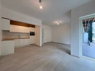 Ligging<br />Dit net opgeleverd appartement in het project Bloei bevindt zich op een strategische locatie in Sint-Denijs-Westrem. Met de fiets bereikt u vlot station Gent-Sint-Pieters en in de directe nabijheid liggen het AZ Maria Middelares, The Loop met o.a. IKEA en diverse kantoren. Dankzij de nabijgelegen op- en afritten van de R4 en E40 geniet u bovendien van een uitstekende ontsluiting.<br /><br />Indeling<br />Het appartement omvat een lichtrijke leefruimte met volledig geïnstalleerde, moderne keuken, een comfortabele slaapkamer en een stijlvol ingerichte badkamer met inloopdouche en dubbele wastafel. Verder is er een private berging voorzien. Bewoners hebben ook toegang tot twee fietsstaanplaatsen, terwijl een autostaanplaats met laadpaal ingebrepen is in de prijs.<br />Het appartement wordt volledig geschilderd, uitgerust met armaturen en gordijnrails.<br /><br />Beschikbaar 24/10/2026<br /><br />provisie verwarming en warm water 75 EUR/maand<br />gemene lasten: 75 EUR/maand<br /><br />Troeven<br /><br />Nieuwbouwappartement met modern comfort<br />Energiezuinig: gemeenschappelijke warmtepomp, ventilatiesysteem D, gebouw met E-peil 16! EPB is nog niet beschikbaar <br />Fietsstaanplaatsen inbegrepen<br />Autostaanplaats<br />Strategische ligging nabij station, ziekenhuis en The Loop<br /><br />Domicilie verplicht, contract lange termijn (9j)<br /><br />Een energiezuinig en instapklaar appartement op een toplocatie – ideaal voor wie modern en comfortabel wil wonen.