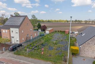 <p>Wilt u elke dag wakker worden met een open zicht? Dan is deze bouwgrond aan de Nieuwe Stationsstraat in Weelde misschien wel wat u zoekt. Hier geniet u van een open zicht op de achterliggende weilanden.</p>
<p>Met een oppervlakte van ca. 675 m² biedt dit perceel u de ideale kans om, binnen de geldende bouwvoorschriften, uw droomwoning volledig naar eigen wens te realiseren. Het perceel is bestemd voor open bebouwing.</p>
<p>De ligging is een absolute troef: vlakbij het Bels Lijntje, een autovrij fiets- en wandelpad op een voormalige spoorlijn tussen Turnhout en Tilburg. Ideaal voor ontspannen fietstochten, wandelingen of een sportieve loop in het groen van de Kempen.</p>
<p>Tegelijk bevindt u zich op korte afstand van Turnhout, waardoor u moeiteloos de rust van het buitenleven combineert met alle voorzieningen van de stad.</p>
<p>Bent u benieuwd naar de bouwmogelijkheden of wenst u meer informatie? Contacteer ons vandaag nog.</p>