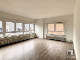 <p>Ruim 3 slaapkamer appartement op de 3de verdieping (geen lift) midden in het centrum van Diest vlakbij de winkels, scholen, openbaar vervoer, ...</p><p>Het appartement maakt deel uit van een kleine residentie, is volledig afgewerkt met hoge kwaliteitsmaterialen, vloer in de living wordt nog vernieuwd.</p><p>Indeling:<br />- Inkomhal<br />- Living<br />- Volledig ingerichte keuken met aansluitend terras<br />- 3 slaapkamers<br />- Ingerichte badkamer met dubbele lavabo en bad<br />- Toilet<br />- Een tweede terras<br />- Kelder<br />Pluspunten:<br />- Midden in het centrum van Diest<br />- Verwarming op aardgas<br />- 3 slaapkamers <br />- Dichtbij station<br />- Op wandelafstand van winkels, horeca, scholen, openbaar vervoer</p><p>De huurprijs bedraagt € 950+ € 35 aan gemeenschappelijke kosten per maand.<br />Wilt u dit appartement graag bezoeken? Dat kan!<br />Vul uw huurprofiel in op Immodiest.be (onder te huur - >Koning Albertstraat 43 B3 3290 Diest ->Oranje knop -> 'Huuraanvraag')<br />Van zodra wij deze informatie ontvangen hebben, nemen wij contact met u op.<br /> </p><p><span><span> </span></span></p>