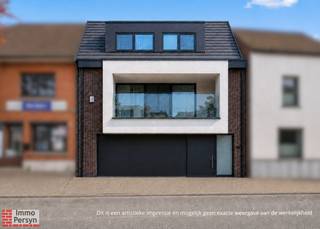 Ben je op zoek naar een ruime woning die je volledig naar jouw eigen hand kan zetten? Deze gezinswoning uit 1957 in de Houwaartstraat 344 biedt de perfecte basis. Gelegen op een strategische locatie in Scherpenheuvel-Zichem, geniet je hier van een vlotte verbinding met alle nodige voorzieningen, terwijl de rust van jouw eigen perceel nooit ver weg is.<br /><br />De grote troef van deze rijwoning is de toegankelijkheid: via een handige achteringang bereik je de twee garages, wat een enorme troef is voor parkeercomfort. De tuin is zuidgericht, waardoor het de ideale plek is voor wie droomt van lange zomeravonden in het groen en genoeg ruimte voor kinderen om veilig te spelen. Met 3 slaapkamers op de eerste verdieping en 2 extra kamers op de tweede verdieping, maakt dat deze woning kan omgebouwd worden tot een ruime hedendaagse stek.<br /><br /><u><strong>INDELING</strong></u><br /><strong>Gelijkvloers:</strong> Inkom, winkelgedeelte, leefruimte, keuken, badkamer, veranda<br /><strong>1ste verdieping:</strong> Nachthal, 3 slaapkamers<br /><strong>2de verdieping:</strong> 2 zolderkamers<br /><strong>Tuin: </strong>Zuidgericht met toegang achteraan<br /><strong>Kelder:</strong> kleine ruimte<br /><br />Ervaar zelf de vele voordelen van deze woning tijdens een persoonlijke rondleiding. <br />Maak vandaag nog je afspraak. <br />Mail naar info@immopersyn.be of bel 013 444 008.