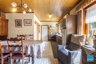 In een rustige groene omgeving gelegen te Wichelen, vind je deze stevig gebouwde woning op een perceel van meer dan 19 are. <br />Dankzij de ruime aanbouw zijn er tal van mogelijkheden voor renovatie en uitbreiding van de bestaande gelijkvloerse leefruimtes.<br />Boven vind je 3 slaapkamers.<br />De zolder deed enkel dienst als opbergruimte maar ook deze kan extra ruimte bieden indien je een vaste trap plaatst.<br />Kortom, ideale ligging, stevige basisconstructie, goede dakconstructie en de keuze om al dan niet uit te breiden.<br />Graag een bezoek? Contacteer ons op 052 52 80 30 of mail naar info@goemanvastgoed.be !