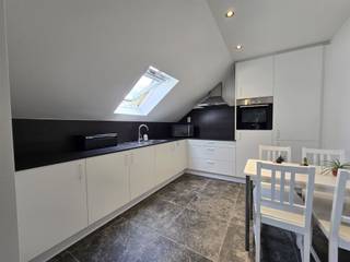 Welkom in dit charmante appartement in het hart van Bree, met een comfortabele woonoppervlakte van 91 m². Deze woning biedt twee slaapkamers,...