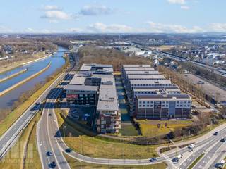 Zeer goed bereikbare kantoren van 575 m² te huur, ideaal gelegen dankzij de directe aansluiting met de R4 op slechts 1 km afstand. Deze verbinding zorgt voor een vlotte toegang richting de E40 (Brussel/Oostende-Brugge) en de E17 (Gent-Antwerpen), wat het kantoor binnen een rijafstand van ongeveer 5 minuten zeer toegankelijk maakt.<br /><br />De kantoorruimtes maken deel uit van het prestigieuze Axxes Business Park, een hoogwaardig complex dat tal van faciliteiten biedt. Het lichtrijke kantoor van 575 m² op het derde verdiep omvat een open space kantoor met een kitchenette. De kwalitatieve ruimte beschikt over moderne faciliteiten zoals airconditioning &amp; LED verlichting. Bovendien is het park gelegen in een groene omgeving. Het gebouw biedt daarnaast zeer ruime parkeermogelijkheden met oplaadpunten. Ook andere oppervlaktes mogelijk!<br /><br />Heb je interesse? Neem vandaag nog contact op met PANORAMA B2B GENT KANTOREN voor meer informatie of om een vrijblijvend plaatsbezoek in te plannen via 0477 44 39 30.