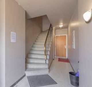 Een opbrengsteigendom bestaande uit 4 erkende appartementen met garage, in een aangename wijk van Neder-Over-Heembeek:Het appartement op de...