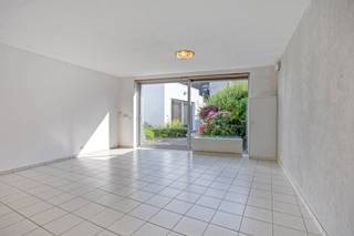 Dit verzorgd gelijkvloers appartement aan de Pastoor Vandenhoudtstraat 3 in Kapellen biedt een ideale mix van comfort, praktische indeling en een centrale ligging. Dankzij de nabijheid van winkels, openbaar vervoer, scholen en belangrijke invalswegen geniet u hier van alle dagelijkse voorzieningen binnen handbereik, terwijl u toch rustig woont.<br /><br />Via de gemeenschappelijke binnenkoer/tuin bereikt u het appartement. Binnenkomen doet u in de ruime en lichtrijke leefruimte, die kan ingedeeld worden in eet- en zitgedeelte. Verder de tijdloze keuken. <br />Het appartement beschikt over 1 volwaardige slaapkamer met ensuite badkamer voorzien van douche, lavabomeubel en toilet. Tot slot is er nog een praktische berging/technische ruimte met ingemaakt kast en aansluiting voor wasmachine en droogkast.<br /><br />Extra troeven zijn de gemeenschappelijke tuin/koer en de gezamenlijke fietsenberging. <br /><br />Bijzonderheden<br />- Gemeenschappelijke tuin/koer<br />- Gezamenlijke fietsenberging<br />- Dak vernieuwd<br />- Centrale ligging in Kapellen<br />- EPC: 648 kWh/m² (label F) - mits verandering verwarming label C mogelijk<br />- Elektrische verwarming<br /><br />Neem gerust contact op voor meer informatie of een bezoek! 03/666 66 66 of femke.van.helvert@dewaele.com - <br /><br />Dit pand is onderworpen aan de renovatieverplichting van de Vlaamse overheid voor residentiële gebouwen (behoudens bij sloop binnen 5 jaar na de aankoop). Consulteer voor meer informatie de website van het Vlaams Energie- en Klimaatagentschap via https://www.vlaanderen.be/een-woning-kopen/renovatieverplichting-voor-residentiele-gebouwen<br /><br />Bestuursmaatregelen in het maatregelenregister: nee