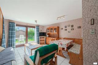 Charmante vakantiewoning te koop op het rustige vakantiedomein Krokopark in Middelkerke.De woning geniet van een rustige ligging en beschikt over een private tuin.Op het gelijkvloers vindt u een gezellige woonkamer met open keuken.Via het schuifraam heeft u rechtstreeks toegang tot de aangename private tuin.Verder beschikt het gelijkvloers over een badkamer en een praktische berging.Op de eerste verdieping bevinden zich twee volwaardige slaapkamers.De woning biedt hiermee een ideale indeling voor gezellige vakanties met het gezin.Een private parking zorgt bovendien voor extra comfort.Een ideale uitvalsbasis om te genieten van de kust en de omgeving van Middelkerke!