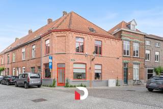 Deze mooie hoekwoning is gelegen in het hart van het historische centrum van Brugge, vlakbij het mooie water van de Coupure en de groene omgeving van het Astridpark, en tevens in de dichte nabijheid van invalswegen, winkels, openbaar vervoer, enz. <br /><br />Het lichtrijke eigendom werd recent compleet gerenoveerd met kwalitatieve en duurzame materialen, en met bijzonder aandacht voor energiezuinigheid, wat oa. resulteert in een gunstig EPC en goedgekeurde elektriciteit. <br /><br />De woning is op het gelijkvloers ingedeeld met een ruime inkomhal, gezellige leef- en zitruimte, dewelke naadloos overgaat in een ruime keuken met eetplaats. Verder bevinden zich op het gelijkvloers nog een praktische berging/wasplaats met WC, en een bijzonder leuke stadskoer. Op de eerste verdieping bevindt zich een grote slaapkamer, een bureau-/ontspanningsruimte, een dressing en een zeer fraai afgewerkte badkamer met lavabomeubel, douche, WC en handdoekradiator. Op de tweede verdieping bevindt zich een zeer ruime derde slaapkamer waarin ook de 2de badkamer (met ligbad, lavabo en WC) geïntegreerd is. <br /><br />Kortom: Een volledig instapklare en lichtrijke hoekwoning, gelegen op een bijzonder aangename locatie in het prachtige centrum van Brugge. <br /><br />Contacteer ons voor meer info en/of een bezoek: www.delbecque.immo