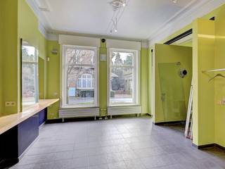 <p><strong>Ruime eengezinswoning met 5 (mogelijkheid tot 6) slaapkamers, badkamer en gezellige tuin.</strong></p>

<p>Deze woning staat te koop met een prijs vanaf 399.000euro.</p>

<p>Deze ruime eengezinswoning is momenteel ingedeeld als een handelspand met woonst. Deze is gelegen op een ideale locatie vlakbij het gezellige centrum én belangrijke verkeersverbindingen zoals de E40 en de Brusselse Ring. De buurt combineert een rustige woonomgeving met het gemak van nabijgelegen voorzieningen, groene zones en scholen. Een perfecte plek voor gezinnen die comfortabel willen wonen in een dynamische en goed bereikbare omgeving!</p>

<p> </p>

<p><strong><u>Indeling van de woning, na een paar aanpassingen:</u></strong></p>

<p><strong>Niv +0:</strong> inkomhal met vestiaire, ruime leef- en eetruimte, keuken, berging, toilet, terras en gezellige tuin.</p>

<p><strong>Niv +1:</strong> 2 slaapkamers (mogelijkheid om er 3 van te maken), grote badkamer.</p>

<p><strong>Niv +2:</strong> 3 slaapkamers.</p>

<p><strong>Niv -1:</strong> kelder onderverdeeld in verschillende ruimtes</p>
<strong><u>Extra informatie en troeven:</u></strong>

<ul><li>elektrische keuring is conform</li><li>elektrische rolluiken op gelijkvloers</li><li>renovaties in 2000: het geheel is in een algemene goede staat</li><li>bekijk zeker ook onze plannen in bijlage voor de huidige indeling</li></ul>
Meer informatie? Contacteer Joery Van De Gucht via +3223351115<br />JOUW DROOMHUIS. ZO GEVONDEN!