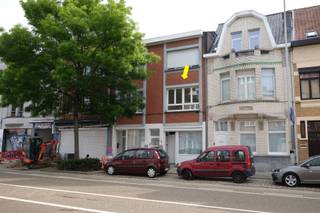 <p><span>Inschrijven voor een bezichtiging kan enkel via de huuraanvraag op deze website.</span></p><p><span> </span></p><p><span>Charmant gerenoveerd appartement 1ste verdieping (zonder lift) met volgende indeling: knusse leefruimte, open keuken met toestellen, 1 slaapkamer, badkamer met inloopdouche, lavabo, toilet en aansluiting wasmachine. Terras aan de achterzijde. Geen vaste kosten. Kelderberging beschikbaar. Het appartement is onmiddellijk beschikbaar. Maandelijkse kosten 30 euro : elektriciteit gemene delen, reinigen brander, afstand van verhaal.</span></p><p><span> </span></p>