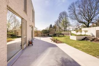 <p><strong>Prachtige recente woning te koop in Lubbeek – instapklaar met uniek uitzicht<br /></strong>Bent u op zoek naar een ruime, moderne en kwalitatief afgewerkte woning op een toplocatie? Dan is deze prachtige woning in Lubbeek precies wat u zoekt!<br />Deze recente woning (bouwjaar 2018), gelegen op een perceel van 7a5ca, combineert comfort, ruimte en een schitterend uitzicht achteraan.</p>
<p><strong>Indeling:<br /></strong><strong>Gelijkvloers:</strong></p>
<ul>
<li>Stijlvolle inkomhal met apart gastentoilet en ingebouwde vestiaire</li>
<li>Grote garage</li>
<li>Praktische voorraadkelder</li>
<li>Extra parkeerplaats voor de deur</li>
</ul>
<p><strong>Eerste verdieping:</strong></p>
<ul>
<li>Zeer lichtrijke en ruime living met mooie parketvloer</li>
<li>Moderne open keuken met kookeiland, volledig ingericht</li>
<li>Aansluitend bureelruimte – ideaal voor thuiswerk of kan dienen als eetkamer</li>
<li>Afgesloten berging</li>
<li>Apart toilet</li>
<li>Groot terras met megategels, bereikbaar via schuifraam</li>
<li>Prachtig open zicht achteraan</li>
</ul>
<p><strong>Tweede verdieping:</strong></p>
<ul>
<li>Nachthal</li>
<li>4 x slaapkamers, voorzien van ingebouwde kasten</li>
<li>Panoramisch uitzicht over Lubbeek vanuit de grote slaapkamer!</li>
<li>Ruime badkamer</li>
<li>Wasplaats</li>
</ul>
<p><strong>Buiten:</strong></p>
<ul>
<li>Volledig aangelegde tuin rondom de woning (olijfboom &amp; braambessen,...)</li>
<li>Gezellig terras</li>
<li>Aparte zone voor moestuin</li>
<li>waterrecuperatie 5000 liter</li>
<li>Er zijn 20x zonnepanelen</li>
</ul>
<p><strong>Extra:</strong></p>
<ul>
<li>Audiobekabeling</li>
<li>voorzieningen elektrische luifels</li>
<li>ventilatie C</li>
<li>alarminstallatie</li>
</ul>
<br />
<p>Deze woning is <strong>instapklaar</strong>, energiezuinig en afgewerkt met kwalitatieve materialen. De combinatie van ruimte, lichtinval en het unieke uitzicht maakt dit een echte topper in zijn segment.</p>
<p>📍 <strong>Topligging in Lubbeek</strong>, rustig gelegen en toch vlot bereikbaar. Vlakbij Kalvariebos!</p>
<p><strong>Interesse?</strong> Neem snel contact op en ontdek zelf de charme van deze uitzonderlijke woning!</p>