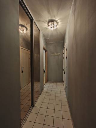 <h1><span>Instapklaar appartement met 2 slaapkamers te koop in het hart van Maasmechelen</span></h1><p><span>Bent u op zoek naar een instapklaar appartement op een toplocatie waar comfort, rust en een uitstekende bereikbaarheid samenkomen? Dan is dit verzorgde appartement op de derde verdieping precies wat u zoekt. Dankzij de rustige ligging aan de achterzijde van het gebouw geniet u van maximale privacy, terwijl alle voorzieningen zich op wandelafstand bevinden..</span></p><p><span>Via de lift of trap bereikt u de inkomhal, die toegang biedt tot alle ruimtes. De lichtrijke woonkamer met grote raampartijen creëert een aangename en open sfeer en sluit naadloos aan op het gezellige terras, waar u in alle rust kunt ontspannen. De aansluitende keuken is praktisch ingericht en voorzien van alle nodige comfort voor dagelijks gebruik.</span></p><p><span>Verder beschikt het appartement over een verzorgde badkamer met douchebad, wastafelmeubel en toilet, twee volwaardige slaapkamers en een praktische berging met aansluiting voor een wasmachine. Dankzij de dubbele beglazing geniet u van extra wooncomfort, een goede isolatie en een rustige leefomgeving.</span></p><p><span>Ook op praktisch vlak heeft dit appartement heel wat te bieden. In de ondergrondse garage beschikt u over een ruime private parkeerplaats én een afzonderlijke kelderberging. Rondom het gebouw zijn bovendien voldoende gemeenschappelijke parkeerplaatsen aanwezig, ideaal voor bezoekers of een tweede wagen.</span></p><h2><span>Troeven van dit appartement</span></h2><ul><li><span>Instapklaar en uitstekend onderhouden</span></li><li><span>Momenteel verhuurd aan 728/maand</span></li><li><span>Recent vernieuwd dak (2022)</span></li><li><span>Vernieuwde lift (december 2023)</span></li><li><span>Nieuwe sectionale garagepoort</span></li><li><span>Camerabewaking in de kelder en rondom het gebouw</span></li><li><span>Ruime ondergrondse parkeerplaats inbegrepen</span></li><li><span>Extra private kelderberging</span></li><li><span>Rustige ligging aan de achterzijde van het gebouw</span></li><li><span>Centrale ligging vlak bij winkels, openbaar vervoer en autosnelwegen</span></li></ul><p><span>De maandelijkse gemeenschappelijke kosten bedragen </span><span>139,50</span><span>. Hierin zijn onder meer de blokpolis, de syndicus, het onderhoud van het gebouw en perceel, de lift en de gemeenschappelijke delen inbegrepen. Van dit bedrag wordt bovendien gedurende de komende vijf jaar maandelijks </span><span>90</span><span> gereserveerd voor de verdere opbouw van het reservefonds, wat bijdraagt aan een zorgeloos beheer van het gebouw op lange termijn.</span></p><p><span>Of u nu op zoek bent naar een comfortabele eigen woonst of een interessante investering met onmiddellijk rendement, dit appartement biedt een uitstekende opportuniteit dankzij de recente vernieuwingen, de gunstige ligging en het verzorgde karakter.</span></p><p><span>Interesse?</span><span> Neem vandaag nog contact op via </span><span>0484 35 70 67</span><span> of mail naar <span>Carolien@jemar.be</span></span><span> voor meer informatie of een bezoek ter plaatse. Wacht niet te lang, want instapklare appartementen op deze locatie zijn bijzonder gegeerd.</span></p>