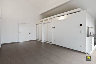 <p><span> </span></p><p><span>Residentie 3 Beuken: Modern en Duurzaam Wonen in het Hart van Kontich</span></p><p><span> </span></p><p><span>Welkom in Residentie 3 Beuken, een eigentijds en duurzaam wooncomplex van assistentiewoningen, gelegen nabij het centrum van Kontich. De drie gebouwen zijn mooi georiënteerd rond een centrale binnenplaats, voorzien van een aangelegde petanquebaan en gezellige zitbanken in de tuin. De ideale plek voor wie comfort en gemeenschap zoekt.</span></p><p><span> </span></p><p><span> </span></p><p><span>Het appartement </span><span><br />Moderne en duurzame architectuur, loft design</span></p><p><span>Groen en passief energieconcept, verwarming en koeling met warmtepomp, domotica.</span></p><p><span>Open keuken met keramische kookplaat, oven, dampkap, vaatwas, Micro-golf en koelkast. Badkamer met inloopdouche en toilet</span></p><p><span>Ruim terras met zicht op tuin en tennis, uiterst rustig</span></p><p><span> </span></p><p><span>Gemeenschappelijke voorzieningen / in mede-eigendom: </span></p><p><span>Verwarmd binnenzwembad, jacuzzi, sauna, fitness</span></p><p><span>Aagelegde tuin met petanquebaan,  zitbanken en zonneterrassen </span></p><p><span> </span></p><p><span>Grote liften vanaf ondergrondse parkeergarage naar woonverdiepingen </span></p><p><span>Gebruik inpandige bistro-polyvalente ruimte</span></p><p><span> </span></p><p><span>Varia:</span></p><p><span>Verlichting, inbouwspots en dimbare wandverlichting , alle armaturen zijn voorzien</span></p><p><span>Inbouwkasten living</span></p><p><span>Volledig afgewerkt, geschilderd en instapklaar, zonwering alle ramen</span></p><p><span> </span></p><p><span>Onbezorgd Wonen in Stijl</span><span>  </span></p><p><span>Complex van 48 erkende assistentiewoningen rond een centrale binnentuin</span></p><p><span>Basis dienstverlening gekoppeld aan kwaliteit en comfort</span></p><p><span>Tijdens kantooruren, mogelijkheid tot zorg en diensten op maat van de resident</span></p><p><span>Noodcentrale 24/24 u met interventie!  </span></p><p><span>Ruime parkeerplaats in het gebouw naast lift</span></p><p><span> </span></p><p><span> </span></p><p><span>Extra voordelen:</span></p><ul><li><span>Geen onroerende voorheffing voor assistentiewoningen!</span></li><li><span>Er is mogelijkheid om een autostaanplaats mee aan te kopen voor 25.000,00</span></li></ul><p><span> </span></p><p><span> </span></p><p><span> </span></p><p><span> </span></p><p><span> </span></p>