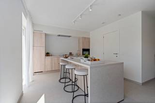 Droom je van een gloednieuwe woning waar je meteen kan intrekken, zonder zorgen? In het charmante Langemark-Poelkapelle, tussen de Zonnebekestraat en Blikstraat, wacht jouw nieuwe thuis op je. Gelegen nabij winkels, scholen en openbaar vervoer woon je hier niet alleen rustig, maar ook bijzonder praktisch.

Deze moderne nieuwbouwwoning combineert comfort, ruimte en een warme, landelijke ligging. Binnenkomen doe je via een uitnodigende inkomhal die je leidt naar een lichtrijke woon- en eetruimte – de ideale plek om samen te genieten van elk moment. De open keuken vormt het hart van de woning en kan volledig naar jouw smaak worden ingericht. Daarnaast is er een praktische berging en een garage voor extra gemak. Op de bovenverdieping vind je drie volwaardige slaapkamers en een stijlvolle badkamer, perfect afgestemd op hedendaags wooncomfort.

Het leukste? Alles is voor jou afgewerkt tot in de puntjes, zodat jij enkel nog hoeft te verhuizen en te genieten.

Een instapklare nieuwbouwwoning, volledig afgewerkt naar jouw wensen, op een topligging… Dat is wonen zoals het hoort. Benieuwd? Neem vandaag nog contact op en ontdek jouw toekomstige thuis.