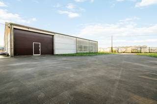 Staden. RUIME LANDELIJKE VILLA MET POTENTIEEL + loods van 435 m2 + loods van 515 m2 . Totaal perceel met tuinen en vijver = +/- 9000m2...