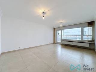 Tel: 0456 87 27 16 / E-mail: juliana.t@weinvest.be<br /><br />We Invest biedt u exclusief dit prachtige appartement met één slaapkamer aan, ideaal gelegen nabij het openbaar vervoer, het winkelcentrum Westland, verschillende sportfaciliteiten (tennis, voetbal, zwemmen, fitness, enz.), het sportcentrum van RSCA en tal van aantrekkelijke groene zones zoals het Astridpark, het Scherdemaelpark en de vijvers van Anderlecht.<br /><br />Het appartement is gelegen op de 17e verdieping van een zeer goed onderhouden gebouw met conciërge en bestaat uit: een inkomhal met ingebouwde kasten, een apart toilet, een douchekamer, een slaapkamer van 13 m², een volledig uitgeruste keuken (koelkast met vriesvak, oven, kookplaat, dampkap, vaatwasser, wijnkelder, wasmachine en droogkast) en een woonkamer die toegang geeft tot een mooi terras.<br /><br />Het appartement beschikt eveneens over een kelder in de ondergrondse verdieping van hetzelfde gebouw.<br /><br />Huurprijs: €1.000/maand<br />Provisie voor gemeenschappelijke kosten: €180/maand (warm en koud water, verwarming en onderhoud van de gemeenschappelijke delen)<br />EPC: C<br /><br />Mogelijkheid om een garagebox in de kelder van hetzelfde gebouw te huren voor €80/maand.<br /><br />Onmiddellijk beschikbaar! Huurovereenkomst van minimum één jaar.<br /><br />Zeker een bezoek waard!<br />Ontdek meer exclusieve panden op www.weinvest.be.