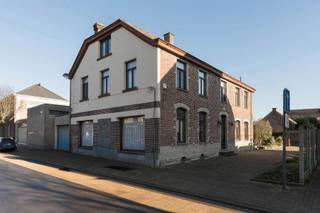 <p>Voor meer informatie of om een bezoek in te plannen, neemt u gerust contact op met Gil via 016 792 900 of via gil.christiaens@homixx.be. Hij helpt u graag verder.<br /><br />Deze prachtige authentieke villa uit 1777 is een zeldzaam stukje erfgoed waar karakter, charme en elegantie elkaar moeiteloos vinden. Een woning met een rijke geschiedenis en een unieke uitstraling, ideaal voor wie op zoek is naar ruimte, authenticiteit en een bijzondere woonbeleving.<br /><br />De villa beschikt over vier ruime slaapkamers, aangevuld met een indrukwekkende polyvalente ruimte op de eerste verdieping. Deze veelzijdige verdieping leent zich perfect als luxueuze master suite, privé-salon, thuiskantoor, atelier of ontspanningsruimte. De aanwezige keuken en badkamer vormen bovendien een uitstekende basis om het geheel naar eigen smaak verder vorm te geven.<br /><br />Ook op vlak van ruimte heeft deze eigendom bijzonder veel te bieden. De royale kelder en de uitgestrekte zolder creëren tal van mogelijkheden voor extra kamers, hobbyruimtes of andere kwalitatieve invullingen.<br /><br />Buiten geniet u van een aangename, private tuin met terras, een heerlijke plek om tot rust te komen en te genieten van het groen rondom u. Achteraan het perceel bevindt zich een bijgebouw met garage, discreet ingeplant en veelzijdig inzetbaar.<br /><br />Deze villa biedt een unieke kans om een uitzonderlijke residentie te creëren waar authentieke charme en hedendaags wooncomfort hand in hand gaan. Een eigendom met ziel, geschiedenis en uitstraling, klaar om een nieuw hoofdstuk te schrijven met haar toekomstige bewoners.</p>