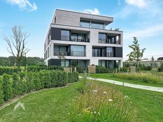 <p>Recent en energiezuinig gelijkvloers appartement gelegen op een groene locatie bestaande uit een inkomhal met afzonderlijk toilet, een lichtrijke woonkamer met aparte bureauhoek, een volledig uitgeruste open keuken, 2 slaapkamers, een ingerichte badkamer met inloopdouche, een bergplaats met aansluiting voor wasmachine, droogkast en een spoelbak. De aangelegde tuin is zuidgericht en heeft een overdekt terras. Er is tevens een kelderberging en een overdekte staanplaats.</p>
<p></p>
<p>Extra troeven:</p>
<ul>
<li>Energiezuinig</li>
<li>Vloerverwarming</li>
<li>Ventilatiesysteem D</li>
<li>Conforme keuring elektriciteit</li>
<li>Mooie en rustige omgeving</li>
<li>Op fietsafstand van scholen, winkels en openbaar vervoer</li>
<li>Instapklaar</li>
</ul>
<p></p>
<p>Dit appartement is te koop ZONDER makelaar via het concept van Smart Houses! Verdere inlichtingen of bezoek? Contacteer rechtstreeks de eigenaar via 0479/82.87.67</p>