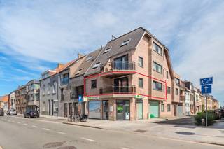 Het appartement is mooi onderhouden en bevindt zich op de eerste verdieping van de residentie Mauritz, een kleinschalige residentie te centrum Middelkerke. Het appartement heeft twee slaapkamers en een aangenaam terras. Bijkomend is er ook een kelderberging. <br /><br />Indeling: <br />- Inkomhall<br />- Gastentoilet<br />- Woonkamer met keuken voorzien van microgolf, vaatwasmachine en elektrisch vuur<br />- Zuid-west gericht terras<br />- Berging met aansluiting wasmachine<br />- Slaapkamer 1<br />- Slaapkamer 2<br />- Badkamer met douche en enkele lavabo<br />- Kelderberging<br /><br />Troeven:<br />- Mooi onderhouden<br />- Centrale locatie<br />- Kleinschalige residentie<br />- Lichtrijk hoekappartement<br />- EPC label A<br /><br />Interesse in dit appartement te Middelkerke? Neem vandaag nog contact op voor een plaatsbezoek!<br /><br /><br />Bestuursmaatregelen in het maatregelenregister: nee