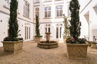 UNIEKE HIGH-END STADSVILLA MET PANORAMISCH DAKTERRAS IN HET HISTORISCH HART VAN ANTWERPENAchter de historische gevel van het prestigieuze wooncomplex...