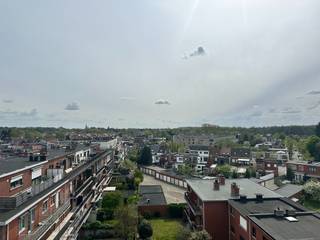 <strong>Mooi verzorgd appartement met zeer groot terras</strong><br /><br />Dit mooie appartement is gelegen in een rustige buurt in Mortsel, dichtbij de grens met Edegem.<br />Hier vindt u winkels, openbaar vervoer, scholen, banken, horecazaken, etc.<br /><br />Het appartement, met een mooie bewoonbare oppervlakte van 115 m², is ingedeeld als volgt:<br /><br />U betreedt het appartement via de inkomhal met parketvloer, gastentoilet met handenwasser. De grote leefruimte (48 m²) beschikt over een mooie, nieuwe parketvloer.<br />De grote ramen vooraan bieden een fantastische lichtinval, alsook zicht op en toegang tot het riant zuid-georiënteerd terras (75 m²). <br />Op dit zonnig terras kan u volledig tot rust komen en genieten van de omgeving.<br /><br />De keuken is volledig geïnstalleerd en uitgerust met een 5-pits gaskookplaat, koelkast met vriesvak, dampkap, vaatwasser, oven en spoelbak met verlek.<br />Aansluitend een praktische wasberging met de nodige aansluitingen.<br /><br />Verder omvat het appartement twee slaapkamers (13 m² en 9 m²), een badkamer met ligbad én douche, dubbele lavabo in meubel.<br /><br />Wenst u graag eens te gaan kijken?  Stel uzelf snel kandidaat via onze website www.vbvastgoed.be met de groene knop "Ik ben kandidaat".