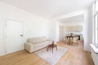 Droom je van een leven in het bruisende hart van Antwerpen, waar de gezelligheid letterlijk voor de deur ligt? Dit recent volledig...