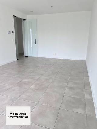 Dit instapklaar nieuwbouwappartement is gelegen op de eerste verdieping van een kleinschalig residentieel gebouw &amp; is uiterst gunstig gelegen op wandelafstand van openbaar vervoer, station &amp; het centrum van Lier.<br /><br />Via de inkomhal betreden we de aangename &amp; ruime woonkamer met veel lichtinval dankzij het grote schuifraam die toegang geeft tot het ruime, <strong>ZUID-GERICHTE </strong>terras. Aansluitend in de woonkamer vinden we de open leefkeuken die volledig uitgerust is met alle toestellen. Voorts vinden we nog een berging (aansluiting voor wasmachine &amp; droogkast), afzonderlijk toilet, badkamer (enkele lavabo &amp; inloopdouche met regendouche en handsproeier) &amp; 2 slaapkamers. Op de gelijkvloerse verdieping is een overdekte autostaanplaats voorzien &amp; in de kelder een kelderberging. Deze beiden zijn <strong>INBEGREPEN</strong> in de huurprijs.<br /><br />Zowel het appartement als de kelder zijn bereikbaar met de lift. Gezien de hoogwaardige afwerking &amp; energiezuinigheid is dit appartement zeker de moeite waard! <br /><br /><strong>BIJZONDERHEDEN:</strong><br /><br />- Centrale, rustige ligging nabij centrum van Lier<br />- Hoogwaardige afwerking<br />- Zeer ruim terras met Z-oriëntatie<br />- Vloerverwarming<br />- Ventilatiesysteem type D<br />-  Zeer energiezuinig (E-peil 18)<br />- 3 zonnepanelen inbegrepen<br />- Autostaanplaats &amp; kelderberging INBEGREPEN IN HUURPRIJS<br /><br /><strong>Beschikbaar vanaf 1 oktober 2026.<br /><br />Voor meer info of een bezoek: info@immobilli.be of +32 473 37 28 40.</strong>