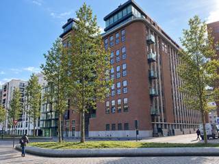 Op zoek naar een stijlvolle en centraal gelegen studio aan de Leuvense Vaartkom? Deze instapklare studio in residentie Hungaria vormt een uitstekende opportuniteit voor zowel eigen bewoning als investering.<br /><br />De studio is volledig bemeubeld en ingericht in de hedendaagse stijl van een city-loft.<br />De hoge plafonds en de grote raampartijen creëren een aangenaam gevoel van ruimte, terwijl de doordachte indeling optimaal gebruikmaakt van elke vierkante meter.<br /><br />De inkomhal leidt naar een compacte maar praktische badkamer, uitgerust met douche, toilet, wastafelmeubel en aansluiting voor een wasmachine. De open keuken beschikt over vier elektrische kookplaten, een dampkap, spoelbak en koelkast en sluit naadloos aan op de woon- en slaapruimte.<br /><br />Fietsen kunnen veilig worden gestald in de gemeenschappelijke fietsenstalling. Bovendien is er de mogelijkheid om een ruime ondergrondse parkeerplaats bij aan te kopen.<br /><br />De ligging aan de Vaartkom is een absolute troef. Deze trendy en sterk ontwikkelende buurt biedt een bruisende mix van winkels, gezellige horecazaken en recreatiemogelijkheden, allemaal op wandelafstand.<br />Daarnaast is de bereikbaarheid uitstekend, met vlotte verbindingen naar de Leuvense ring en de oprit van de E314.<br /><br />De elektriciteit is volledig conform en het gunstige EPC-label B (154) onderstreept de energiezuinigheid van deze studio. <br />De maandelijkse kosten voor deze loft, inclusief provisie verwarming, komen neer op gemiddeld 80 EUR /maand.<br /><br />Bent u op zoek naar een studio voor eigen gebruik of een rendabele investering in Leuven? Neem vandaag nog contact op voor meer informatie of een boek je bezichtiging online of via +32496819081.<br />Bijkomende info (EPC, bodemattest, elektriciteitsattest, enz...) kan U hier downloaden ↓<br />