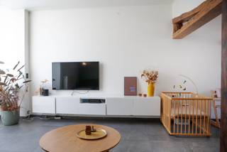 Charmante en instapklare woning, gelegen in de Voetbalstraat te Gentbrugge. Dankzij de ideale ligging tussen stad en natuur geniet je hier van het beste van beide werelden. De nabijheid van de Gentbrugse Meersen vormt een absolute meerwaarde voor wie houdt van wandelen, sporten of ontspannen in het groen. Op wandelafstand bevinden zich openbaar vervoer, scholen, horeca, een bibliotheek, buurtwinkels en diverse recreatiemogelijkheden. Bovendien zijn de belangrijkste invalswegen (E40, E17 en R4) vlot bereikbaar. Bij het binnenkomen word je verwelkomd in een praktische inkomhal met voldoende ruimte voor jassen en schoenen. Vanuit de hal heb je tevens toegang tot de kelder. Aansluitend bevindt zich de lichtrijke leefruimte met gezellige eetplaats en zithoek. De open keuken werd volledig vernieuwd in 2023. Naast de keuken bevindt zich een apart toilet. De ruime badkamer beschikt over een ligbad, douche en dubbele lavabo. Dankzij de glazen koepels in het platte dak geniet ook deze ruimte van een aangename natuurlijke lichtinval. Vanuit de keuken bereik je de gezellige, zuidoostgerichte stadstuin met terras. Door de gunstige oriëntatie kan je hier vrijwel de hele dag van de zon genieten. Omringd door groen en bomen vormt deze tuin een heerlijke plek om tot rust te komen. Achteraan bevindt zich bovendien een ruim tuinhuis met elektriciteitsaansluiting, ideaal als hobbyruimte, atelier of extra bergruimte. Een bijkomende troef is de private oprit vooraan de woning, waardoor je steeds beschikt over een eigen parkeerplaats. Op de eerste verdieping bevinden zich twee slaapkamers, waarvan één voorzien is van een praktische kastenwand. De derde slaapkamer bevindt zich op de tweede verdieping en beschikt over extra opbergruimte. De woning wordt verwarmd via centrale verwarming op aardgas. EPC B. Bezoekdag 11 juli. Geïnteresseerd? 0494155733 of fraukedewaard@hotmail.com