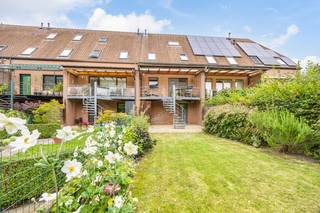 In het gegeerde Heverlee, pal tegenover het groene Ruelenspark en net buiten het centrum van Leuven, bevindt zich deze uitstekend onderhouden en energiezuinige woning met zuidgerichte tuin en garage.<br />De ligging is absoluut een troef: rustig én toch centraal, met openbaar vervoer, scholen, winkels, sportfaciliteiten en de wekelijkse markt op wandel- en fietsafstand.<br />De woning verwelkomt u via de inkomhal met gastentoilet. Op het gelijkvloers vindt u een ruime garage met wasplaats en directe toegang tot de tuin. De lichtrijke leefruimte met gezellige zit- en eetplaats sluit aan op het terras en vormt het hart van de woning. Aansluitend bevindt zich de keuken.<br />Op de verdiepingen beschikt de woning over vier volwaardige slaapkamers en een badkamer, ideaal voor gezinnen of wie extra ruimte wenst voor bureau of hobby.<br />Vooraan is er een oprit met plaats voor twee wagens. Achteraan geniet u van een onderhoudsvriendelijke, zuidgerichte tuin met ruim terras, tuinberging en groen gazon — perfect om in alle rust te ontspannen.<br />Extra troeven:<br />EPC: 150 kWh/m² (B-label) <br />Asbestveilig<br />Energiezuinig en instapklaar. Vanafprijs : biedingen <u>vanaf deze prijs</u> worden in aanmerking genomen.<br /><br />Interesse? Boek eenvoudig uw bezoek online via “bezoekmoment kiezen” rechtsonder mijn foto.<br />Bijkomende documenten (EPC, bodemattest, asbestattest, …) zijn beschikbaar via downloads.